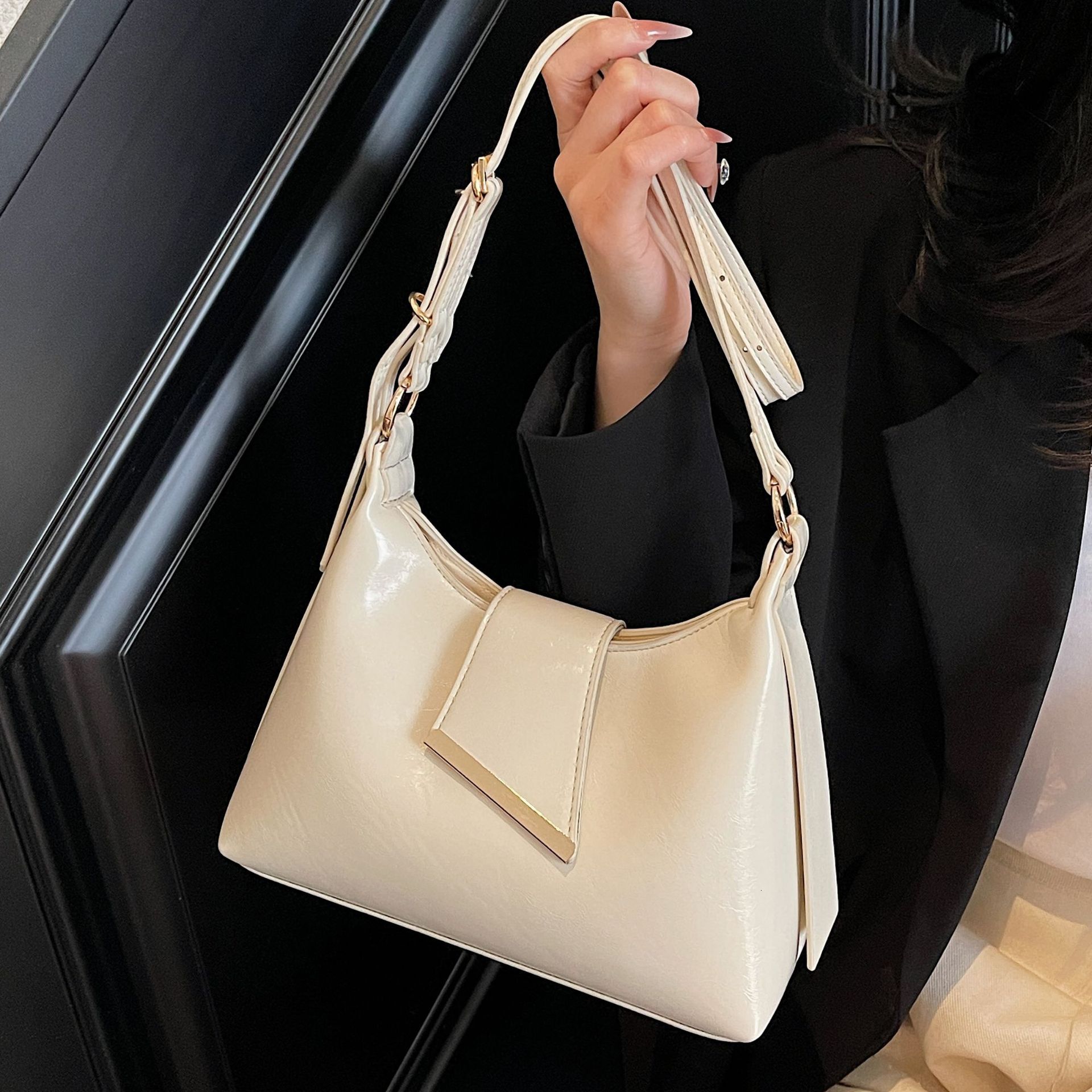 2025 autumn new women's shoulder bag niche design versatile fashion simple casual commuting women's crossbody bag designer bag