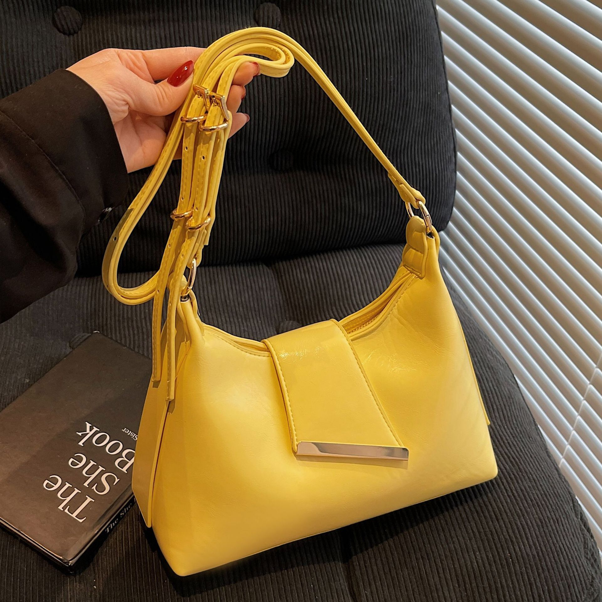 2025 autumn new women's shoulder bag niche design versatile fashion simple casual commuting women's crossbody bag designer bag