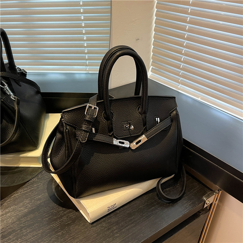Minimalist Series Women's Designer Handbag 2025 New Fashionable Large Capacity Women's Outdoor Handbag Network Celebrity Same Style Bag Banq