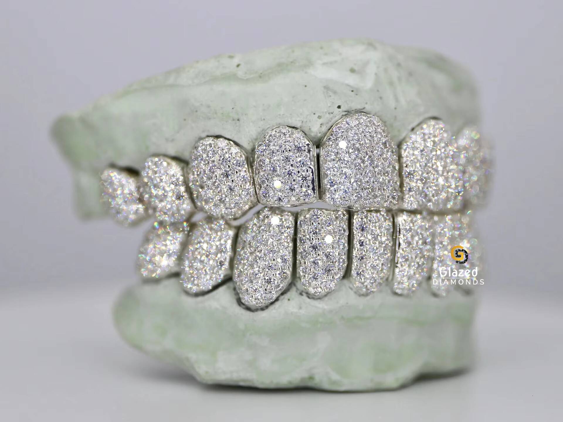 Hip Hop Personality Grillz Teeth Top Bottom Set with Vvs Clarity Moissanite Diamond Iced Out Custom 925 Sterling Silver Grillz