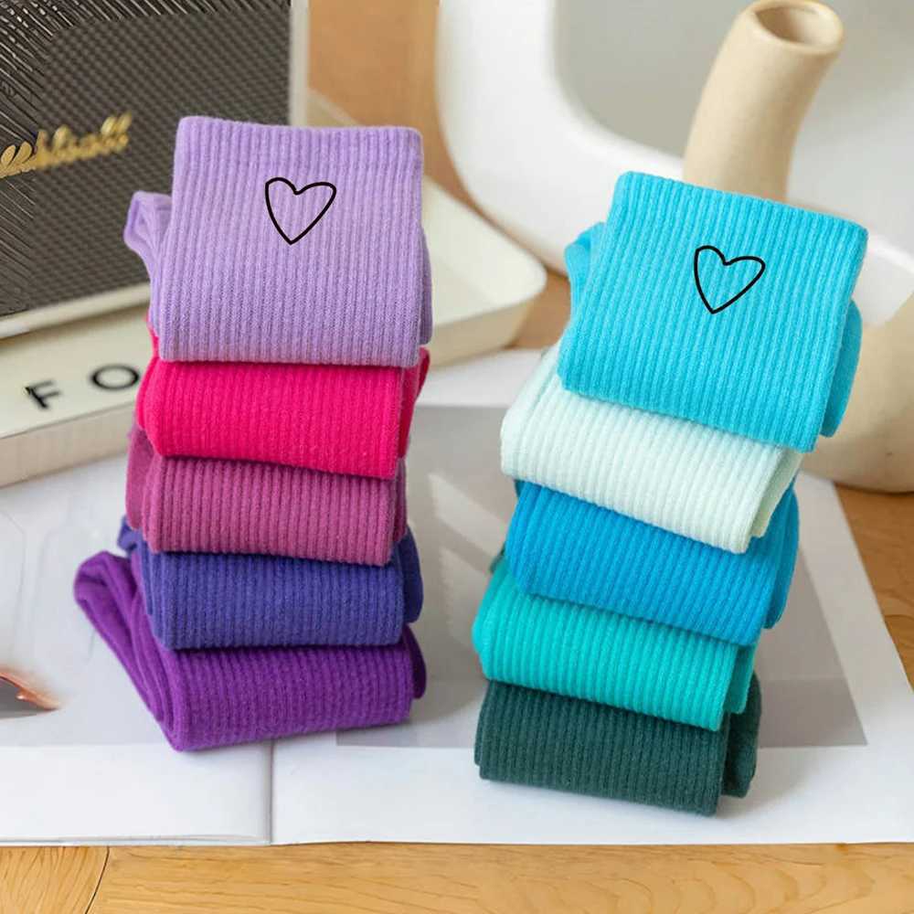 Random 5/10/20 Pairs Unisex Mid Socks Heart Pattern Breathable In Simple Women Men Sweat High-Quality Casual Fashion Sport Socks X250725