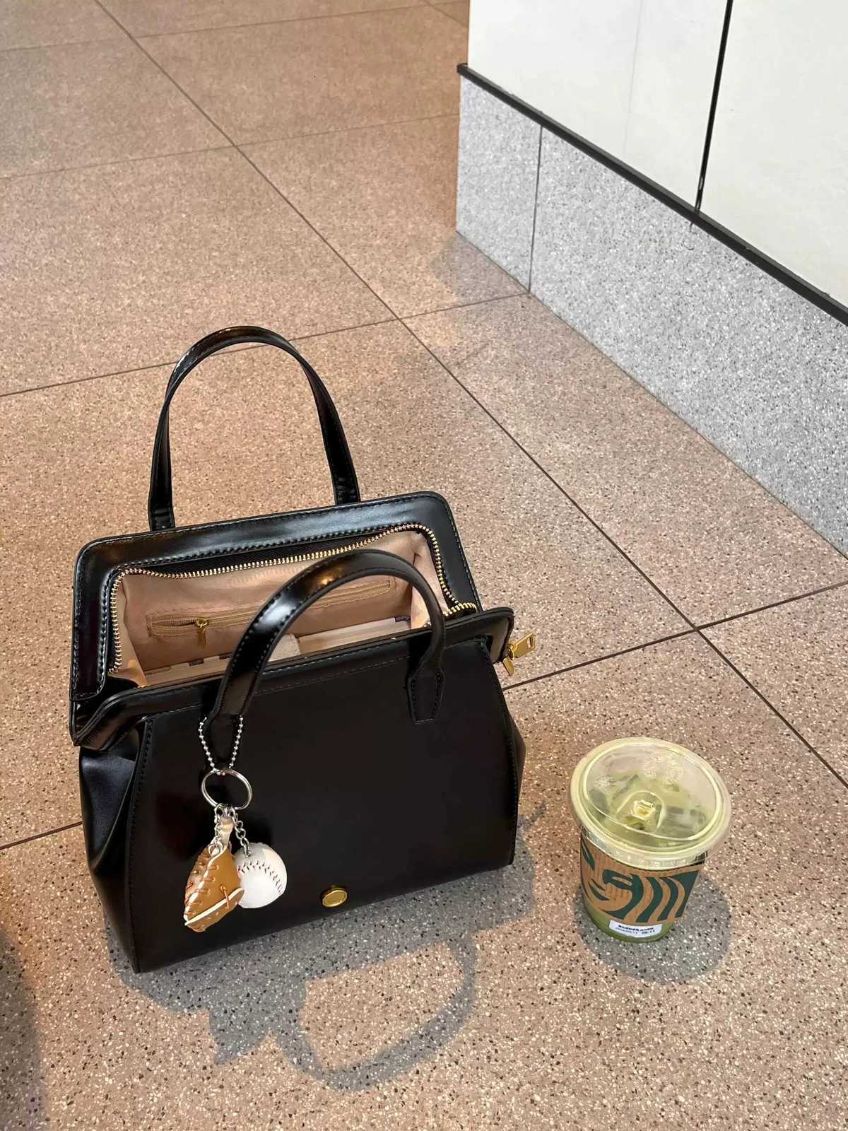 Faionable Retro Black Double Shoulder Bag for Women 2024 New Sle Commute Travel Book Bag High Quality Leather Y250725