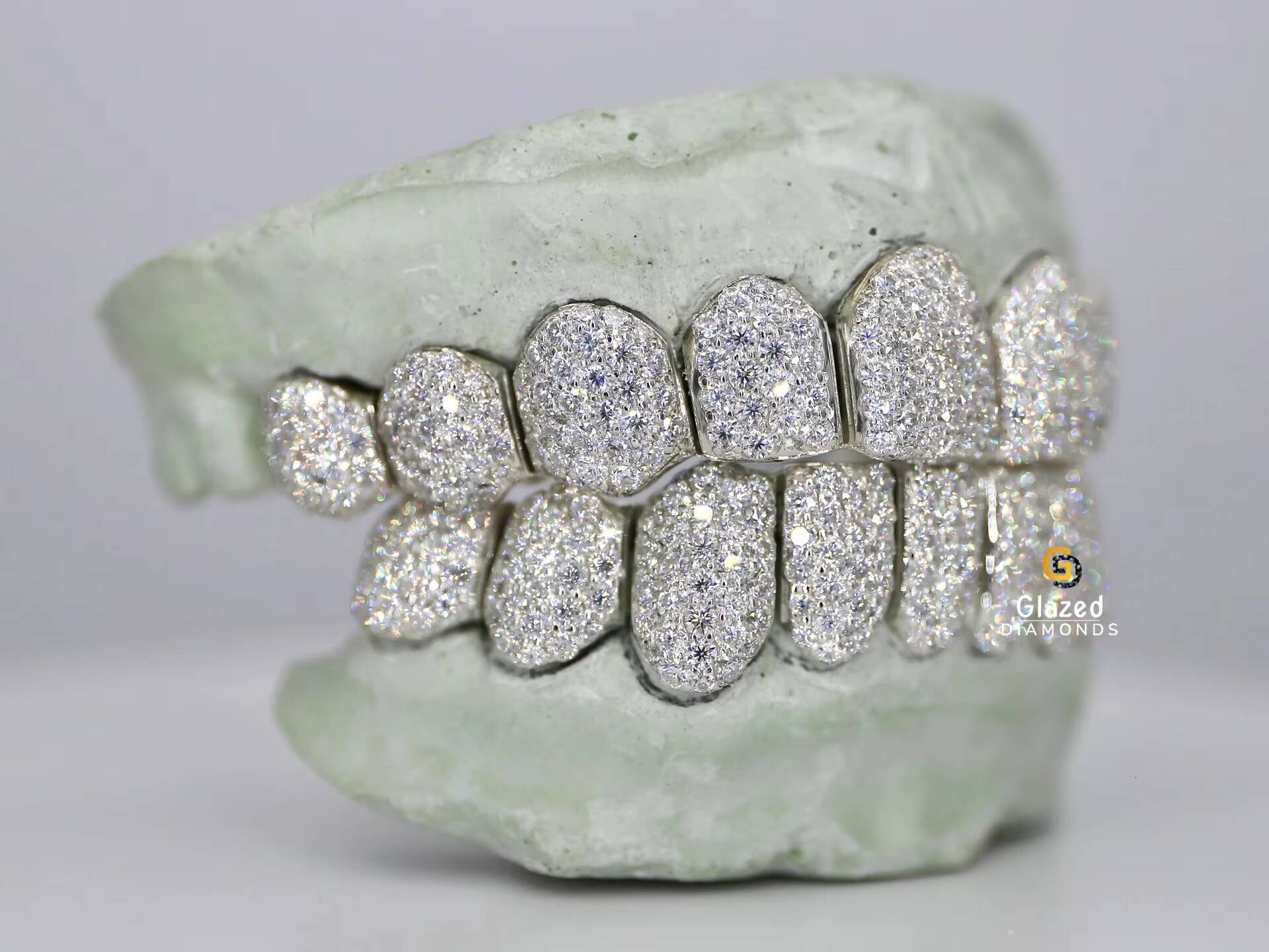Hip Hop Personality Grillz Teeth Top Bottom Set with Vvs Clarity Moissanite Diamond Iced Out Custom 925 Sterling Silver Grillz