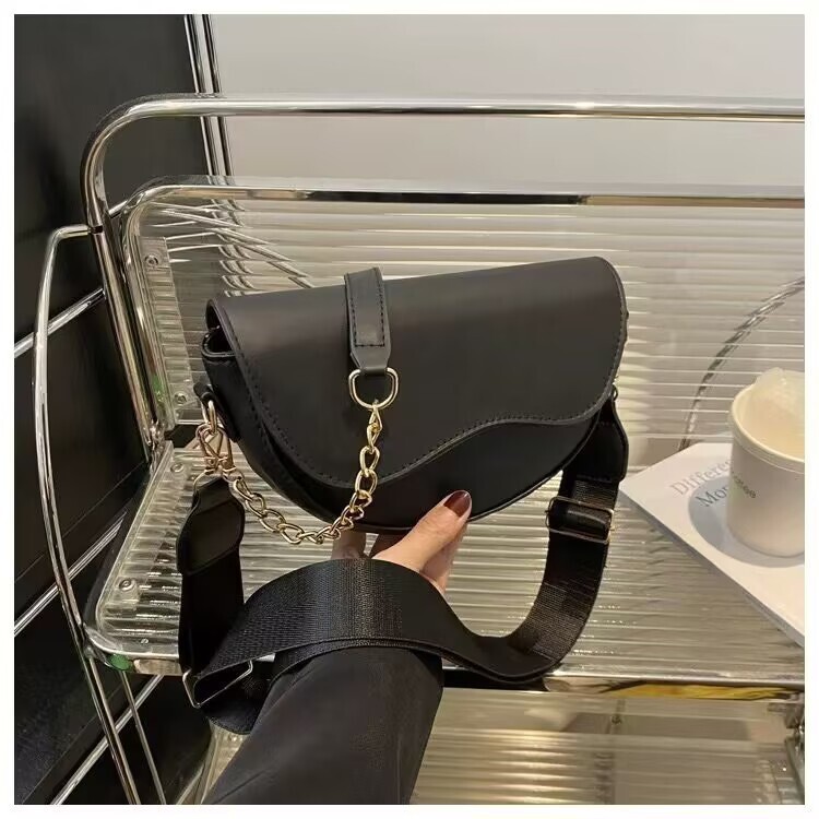 2025 summer new women's women's crossbody bag French niche women's new fashionable retro armpit saddle bag Summer new women's shou