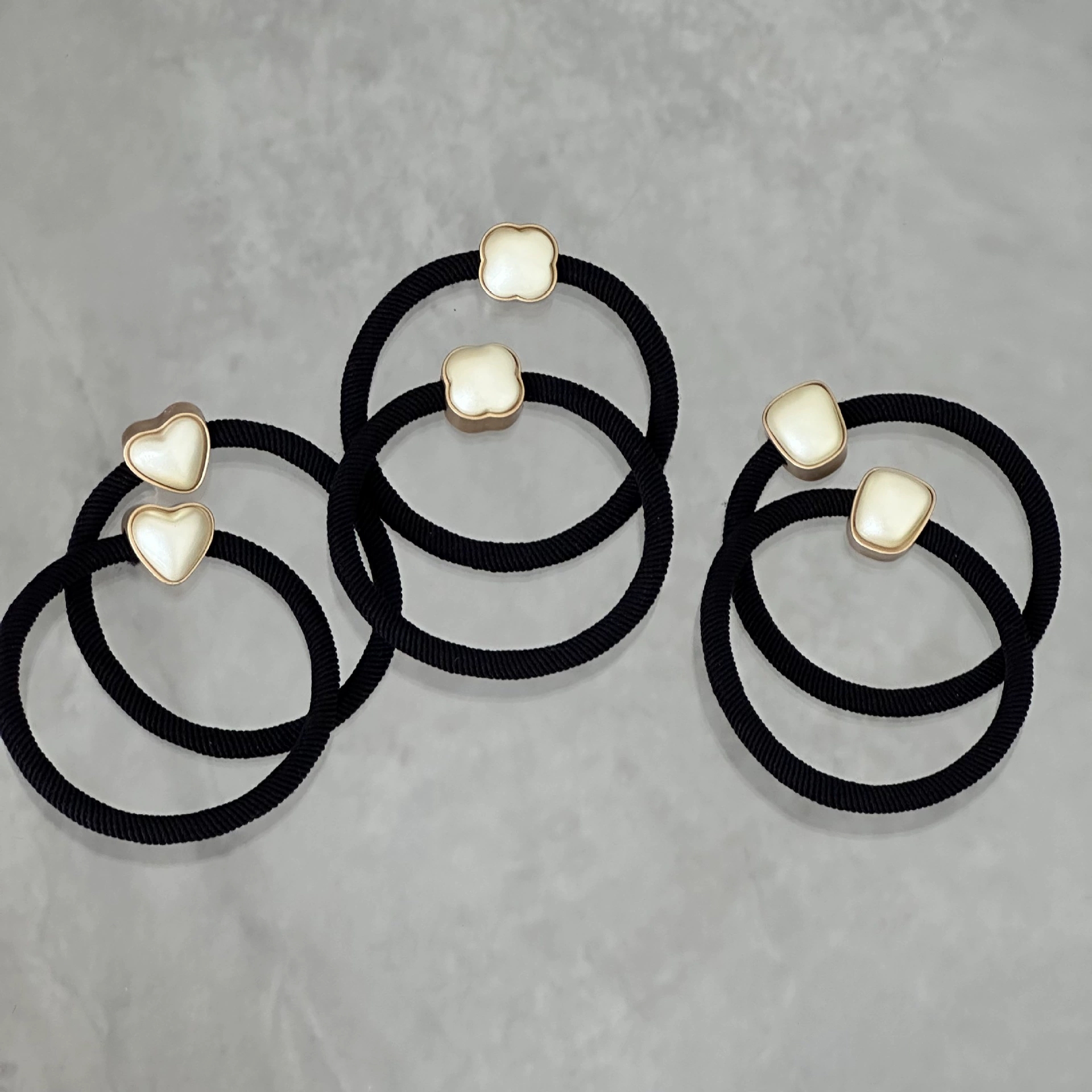 Elegant Love Clover Design Women's Hair Ties - Gentle Pearls & Soft Elastics for Everyday Use