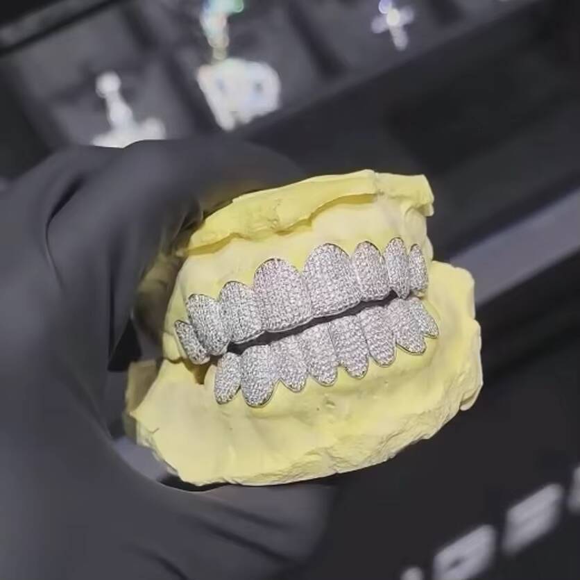 Custom Made Dental Grills Iced Out Sterling Silver Real Gold Jewelry Zigzag Setting Vvs Moissanite Diamonds Teeth Grillz