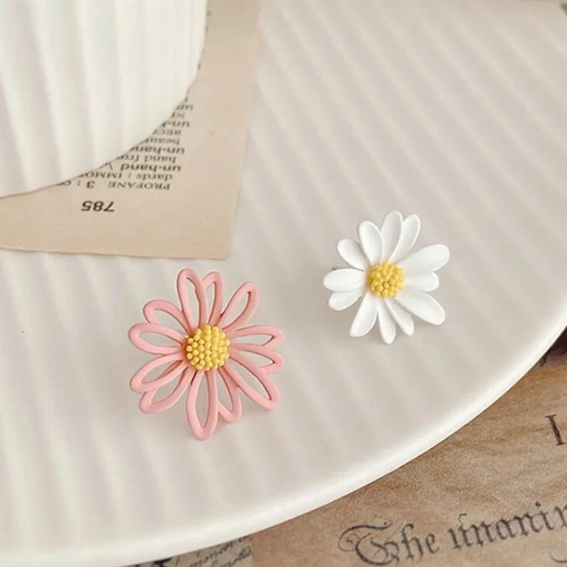 small daisy earrings female hollow flower sun chrysanthemum petals Korean version 250715