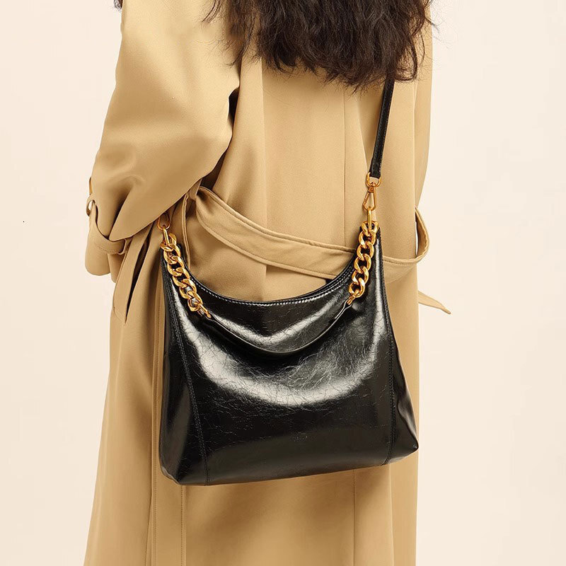 2025 autumn new shoulder bag with large capacity, niche design, versatile fashion, underarm bag, soft leather women's crossbody bag, designer bag