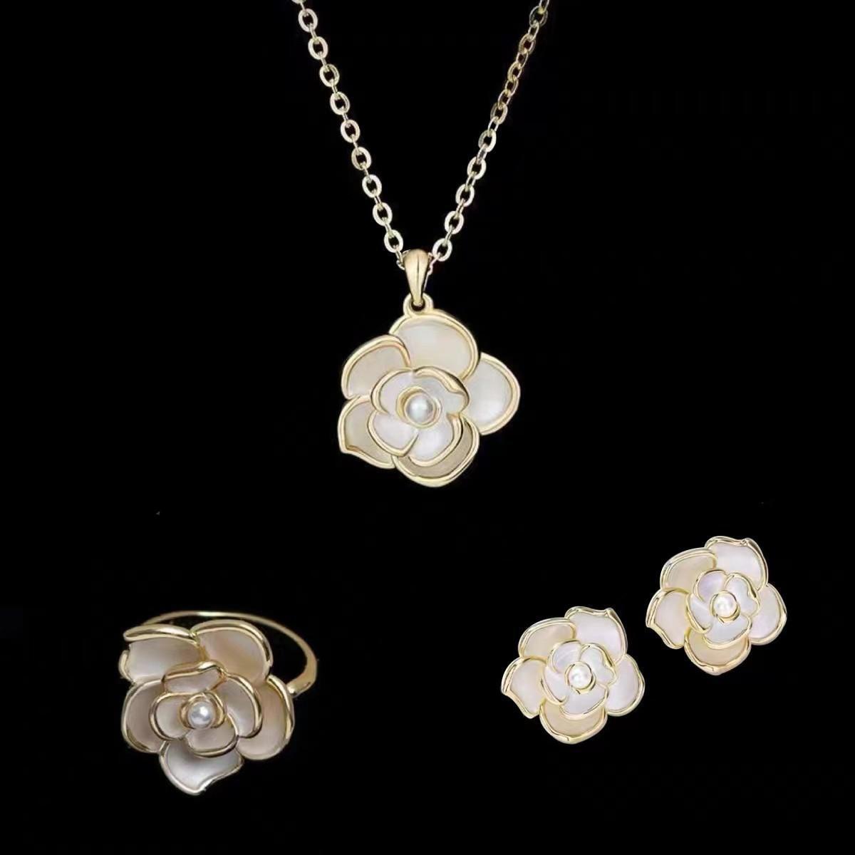 2025 New Tea Floral Style Necklaces And Earrings For Women High-end Luxury Designer Necklaces Collarbone Chains, And Niche Gifts