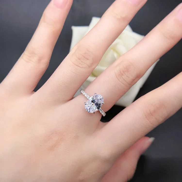 Solid color 18K white gold PT950 2.5-carat egg shaped four forked diamond ring for womens wedding ring W250417