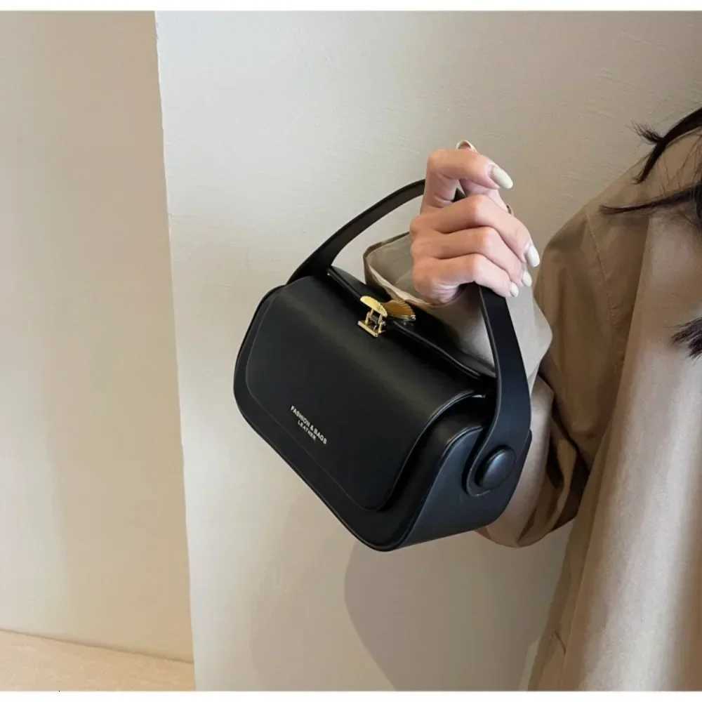 Classic Black Shoulder Bag Mens Versatile Crossbody Square Bags 2025 New Large Capacity Textured Leather Flap Handbags Y250725