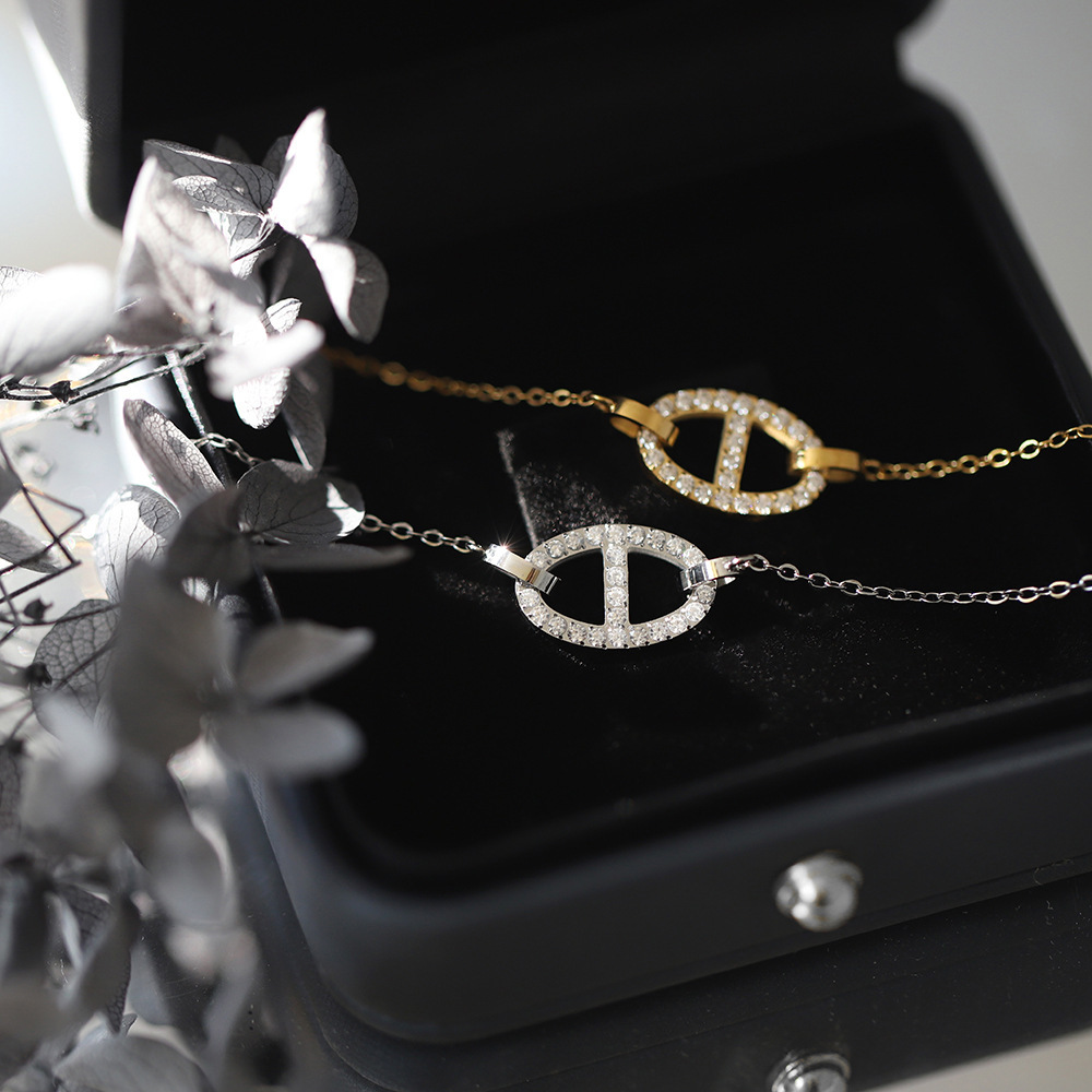 2025 New Style Simple And Elegant Square Pig Nose Luxury Designer Necklace Outdoor Beach Buckle Necklace Diamond-shaped Micro-inlaid Collarbone Chain 