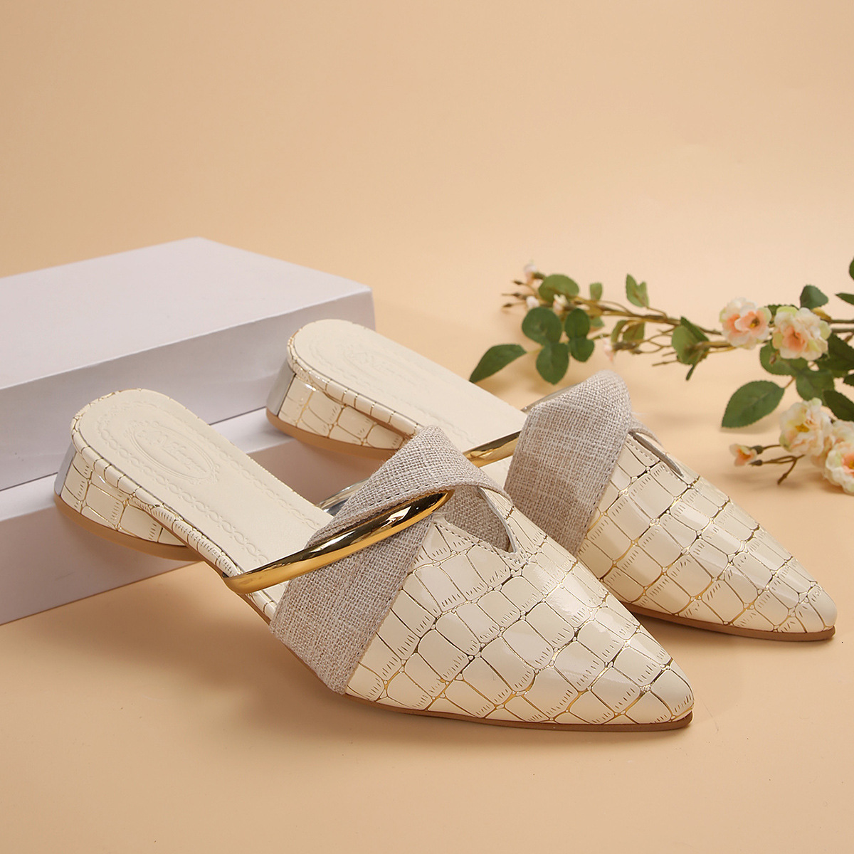 Designer sandals Internet Celebrity Slippers for Women, Summer New Style, French Half Slippers, Closed Toe, V-Cut, Chunky Heel, Pointed Toe Mules