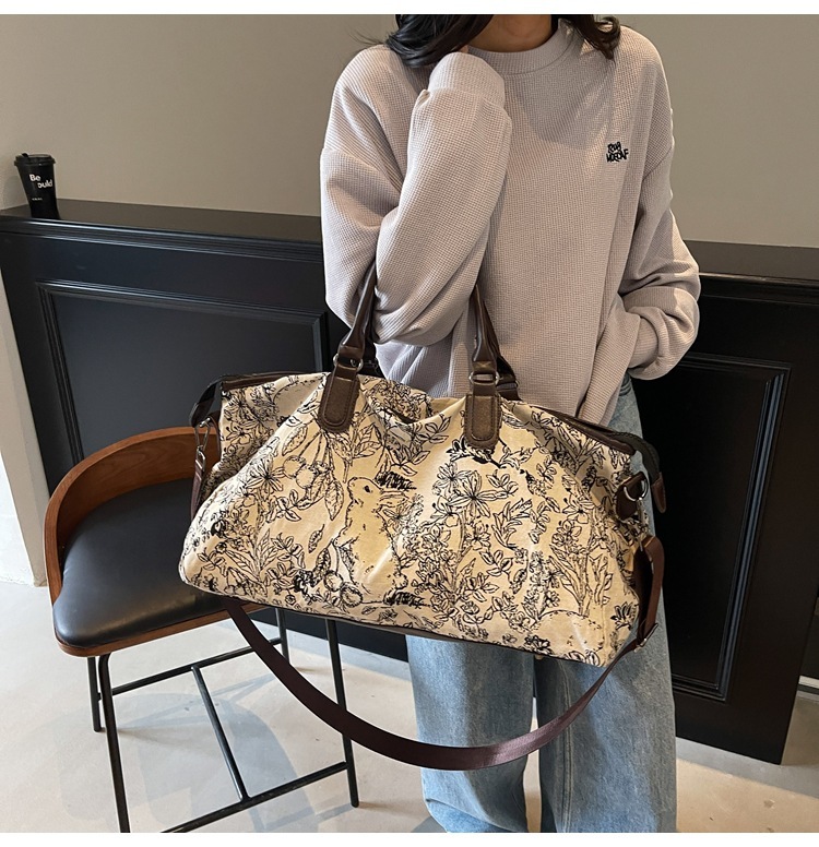 Men's Large Capacity Shoulder Bag 2025 New Women's Luxury Brand Handbag Fashion Design Personalized Leisure Commuter Travel Bag Outdoor Comm