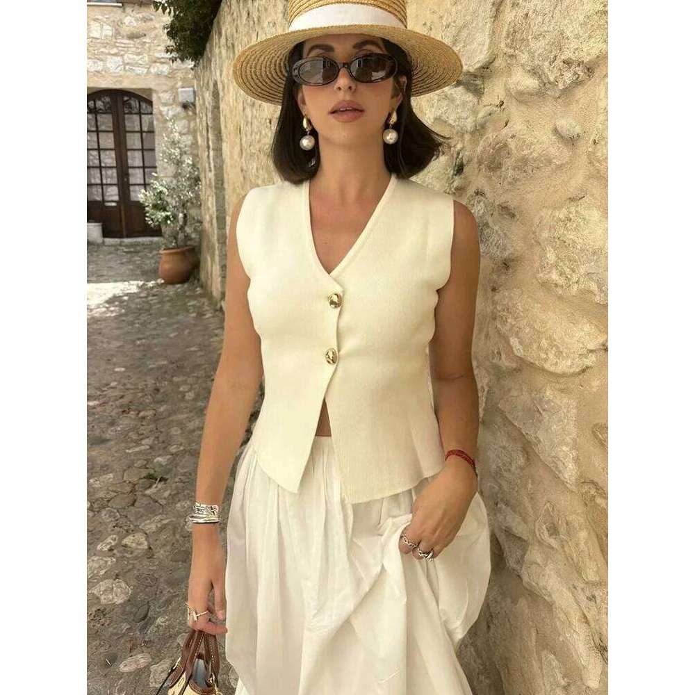 Designer Clothing 2025 TFMLN Gold Button Tank Top Fashion Autumn Knitted Vest Casual Women Simple Wear