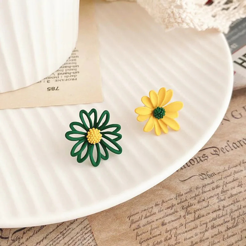 small daisy earrings female hollow flower sun chrysanthemum petals Korean version 250715