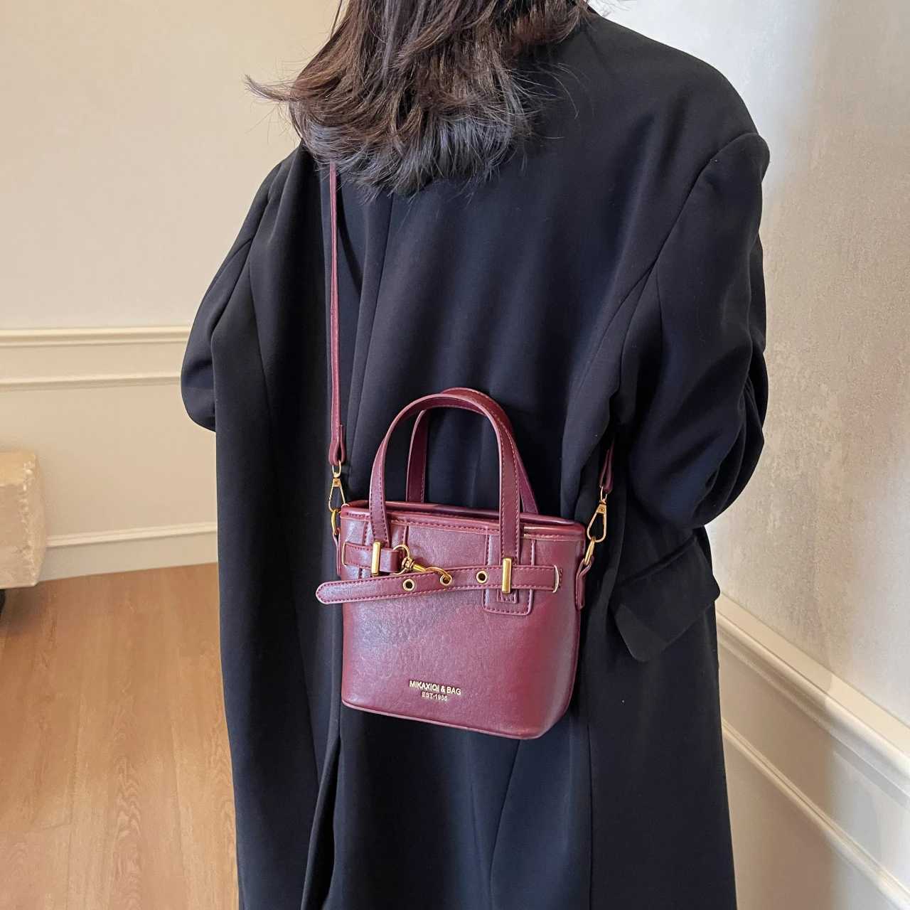 Minimally Western Handheld Trendy Bucket Small Bag for Women New Single Shoulder Crossbody Bag for Commuting Y250725