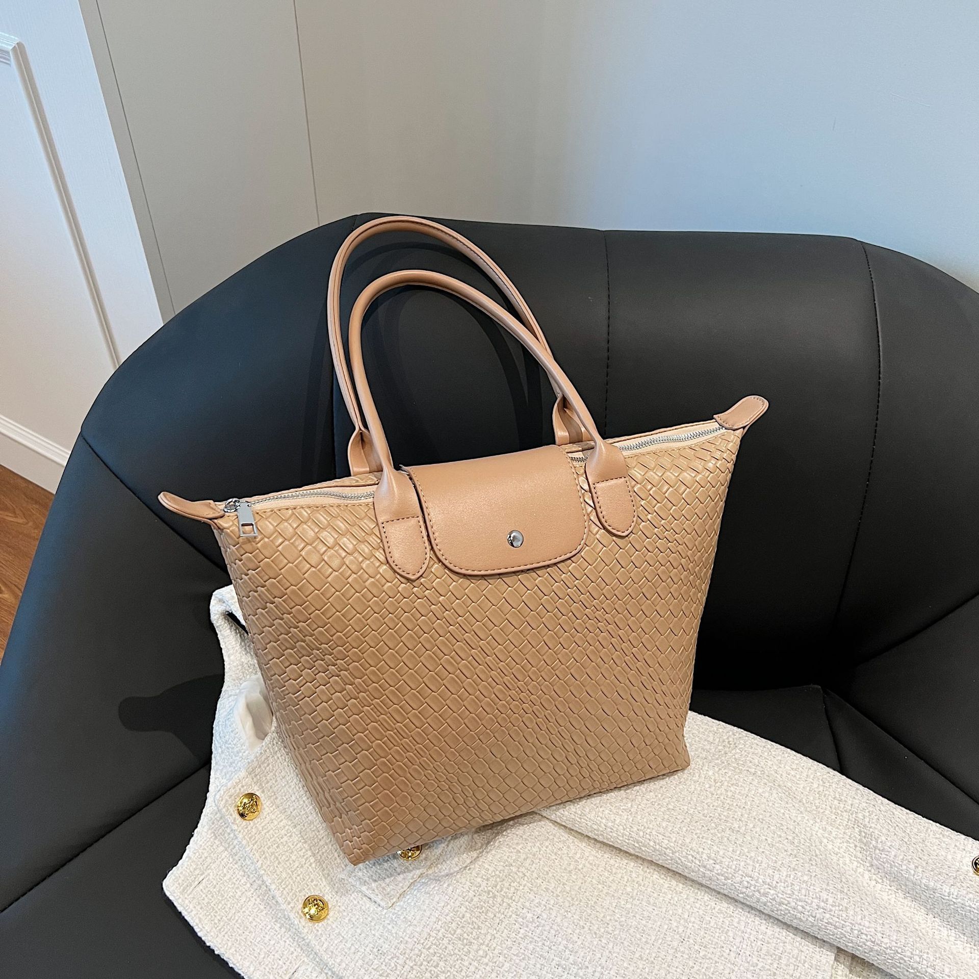 Luxury Brand Designer Bag Niche Design Woven Dragon Bags Xiang Handheld Tote Bag 70Th Anniversary Fashion Trendy Texture Commuter Shoulder Underarm Ba