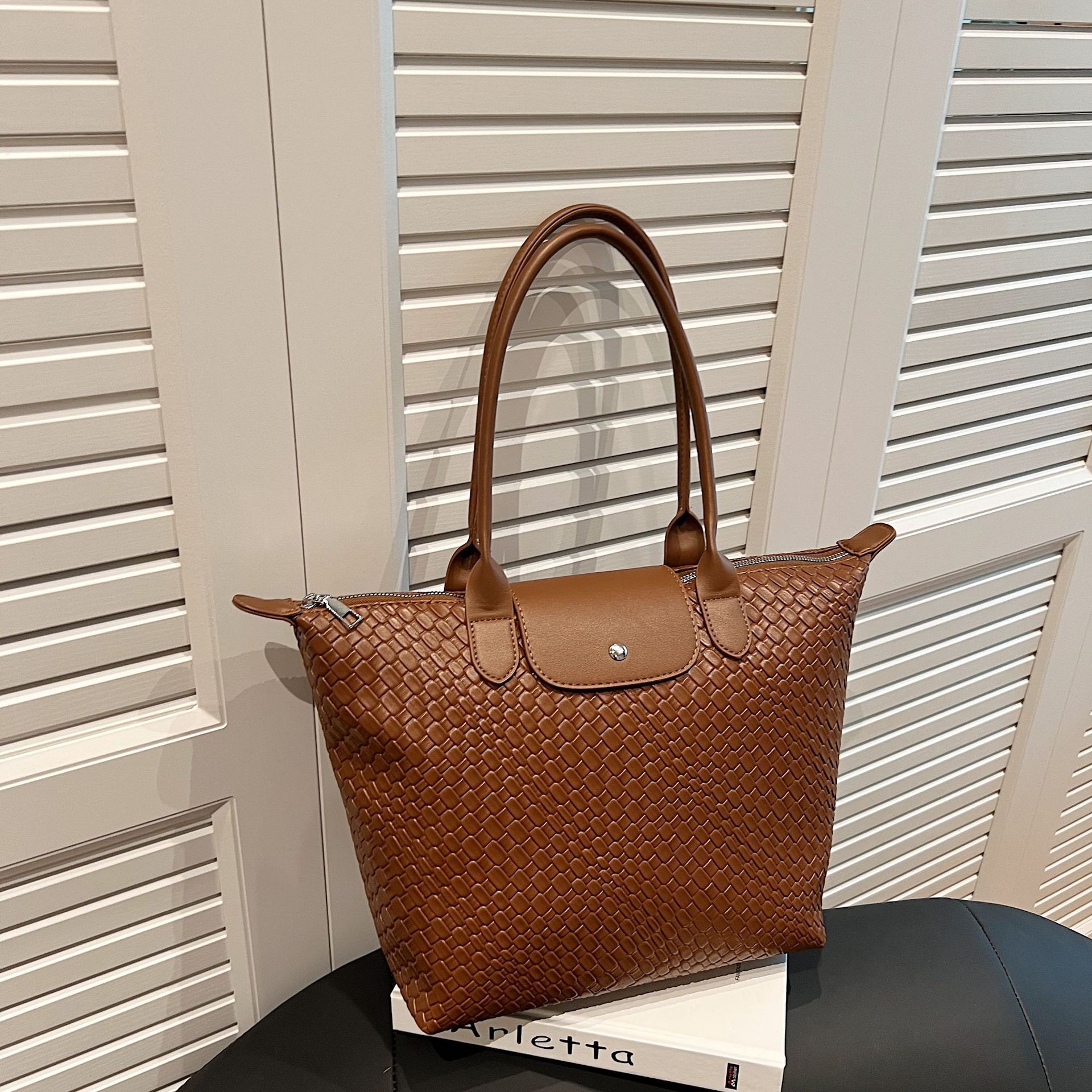 Luxury Brand Designer Bag Niche Design Woven Dragon Bags Xiang Handheld Tote Bag 70Th Anniversary Fashion Trendy Texture Commuter Shoulder Underarm Ba