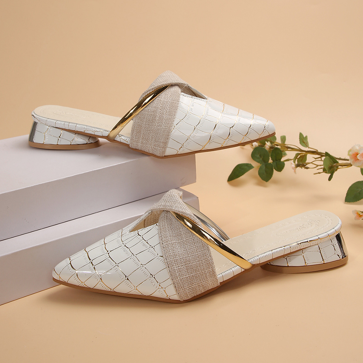 Designer sandals Internet Celebrity Slippers for Women, Summer New Style, French Half Slippers, Closed Toe, V-Cut, Chunky Heel, Pointed Toe Mules