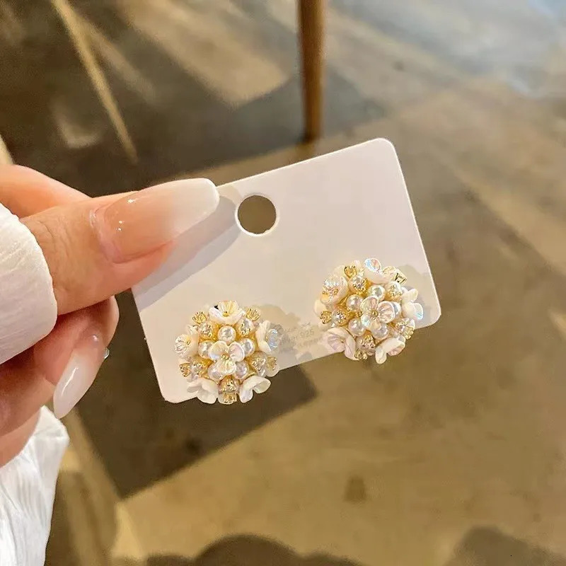 HUANZHI White Pearl Flower Stud Earrings for Women Girls Round Balls Eleg Wedding Jewelry Gifts 250722