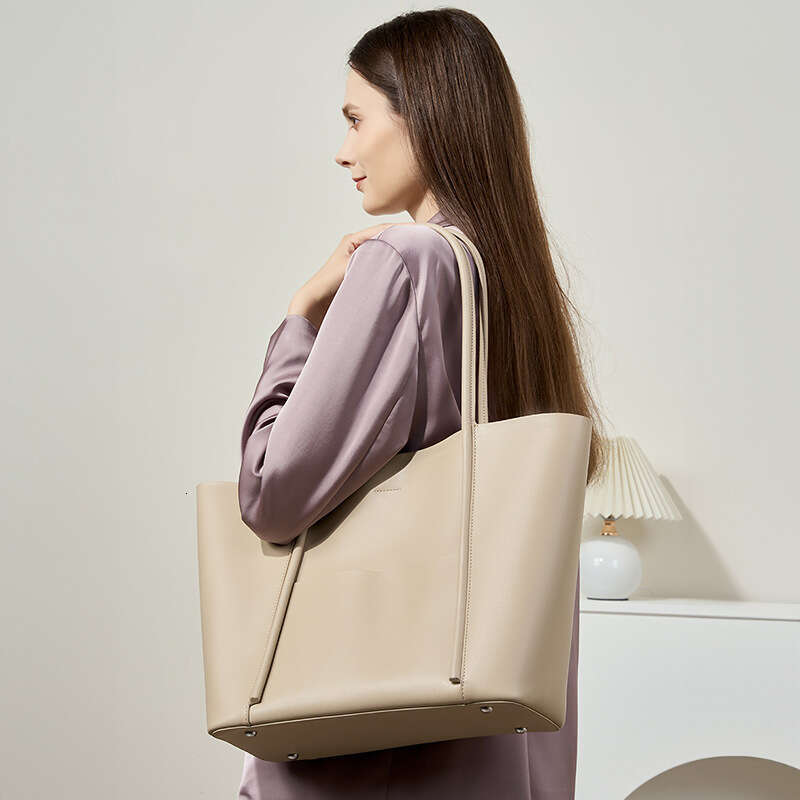 2025 New Designer Luxury Women's Tote Summer Handbag Cowhide Commuter Shoulder Bag for Women Large Capacity