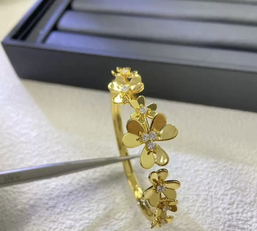 Fashion Flower Bracelet European and American fashion personality new letter flower titanium steel micro-inlaid zircon retro designer bracelet Jewelry