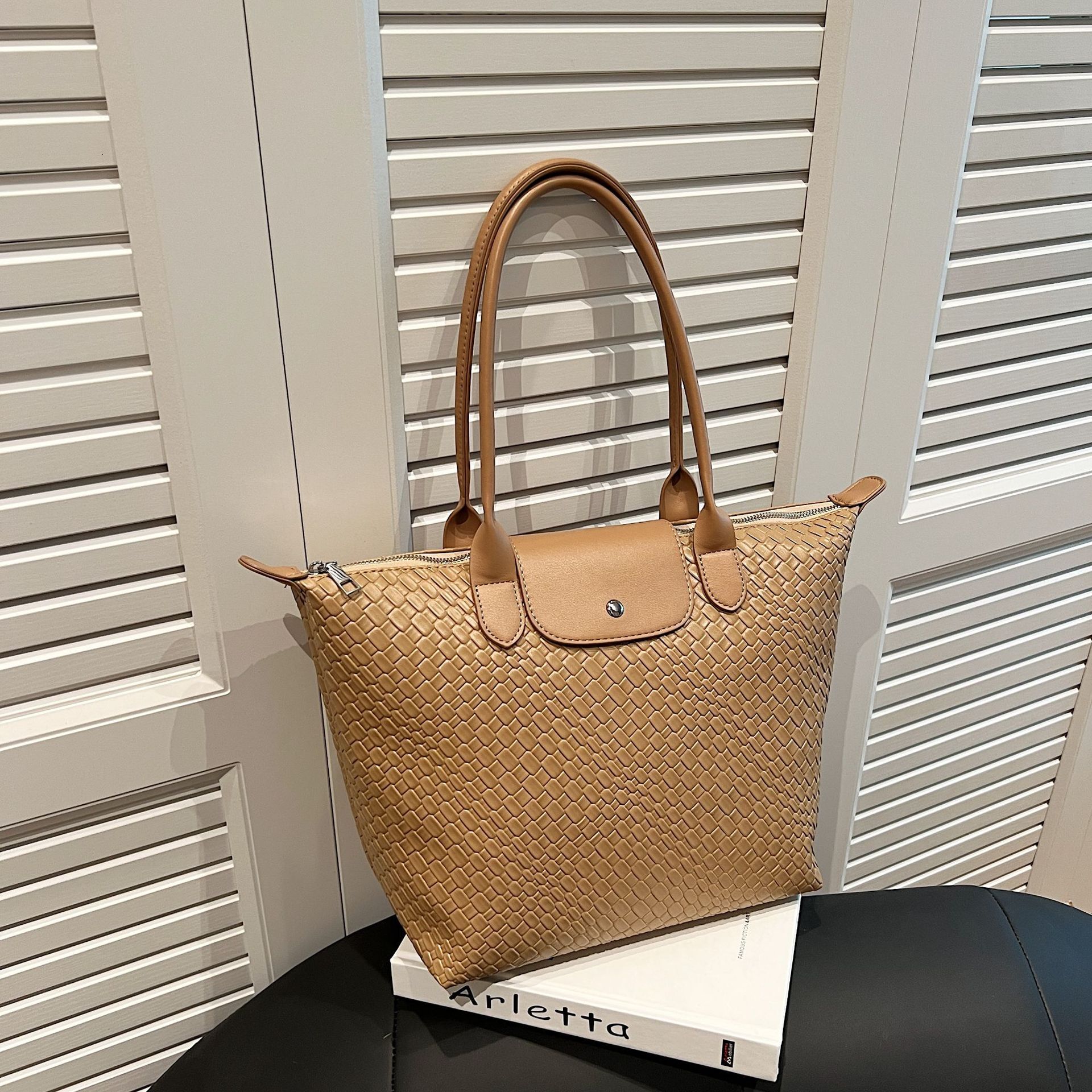 Luxury Brand Designer Bag Niche Design Woven Dragon Bags Xiang Handheld Tote Bag 70Th Anniversary Fashion Trendy Texture Commuter Shoulder Underarm Ba