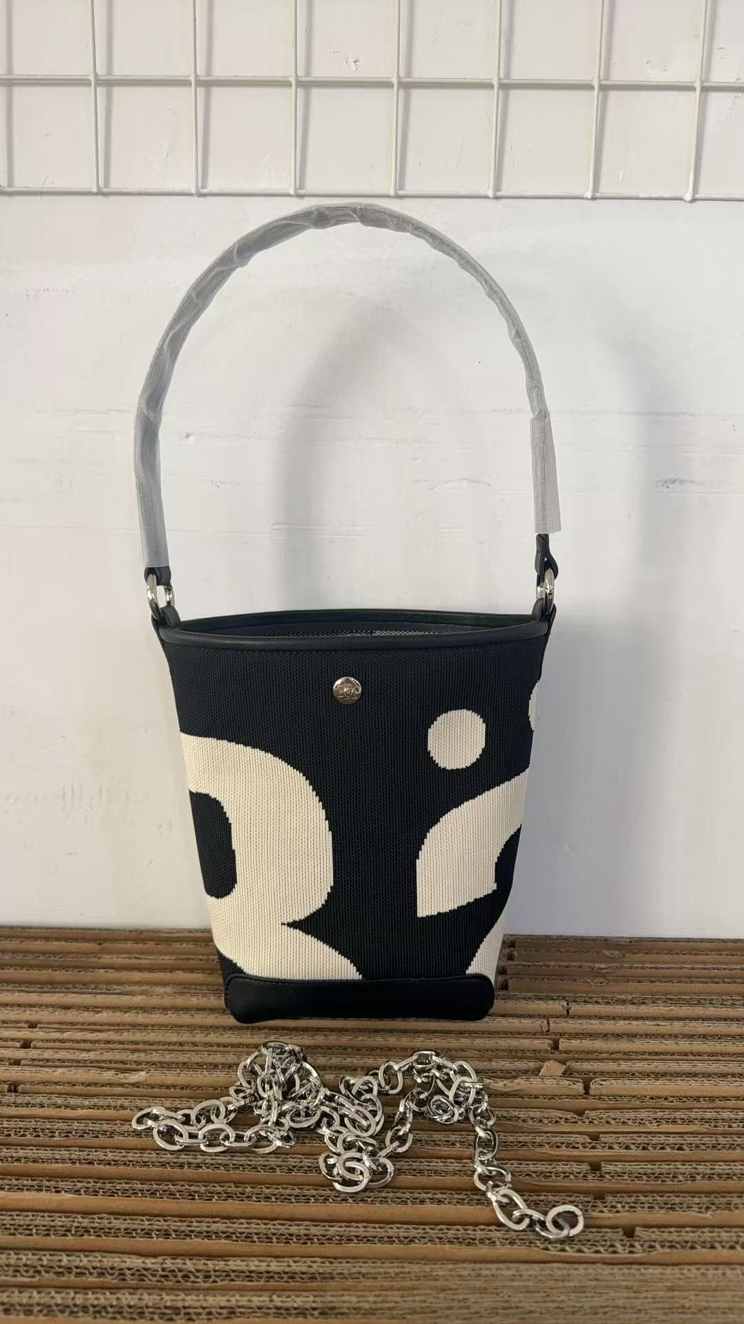 Top quality Brand High Quality New Style Free Delivery Designer 2025 New Bucket for Trendy Large Capacity Letter Print Shoulder Underarm New Free Deli