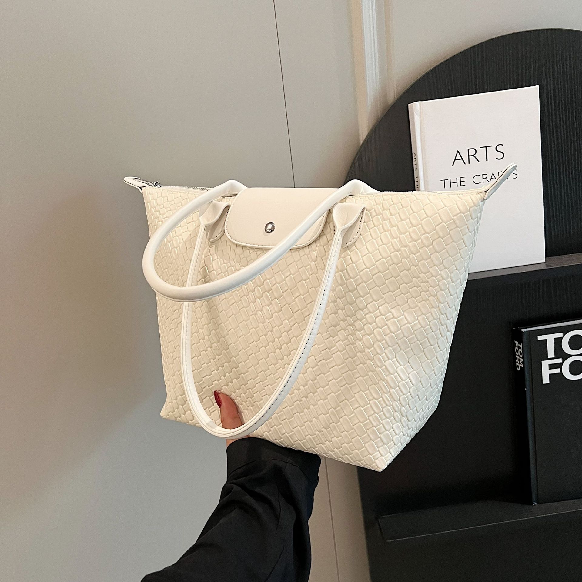 Luxury Brand Designer Bag Niche Design Woven Dragon Bags Xiang Handheld Tote Bag 70Th Anniversary Fashion Trendy Texture Commuter Shoulder Underarm Ba