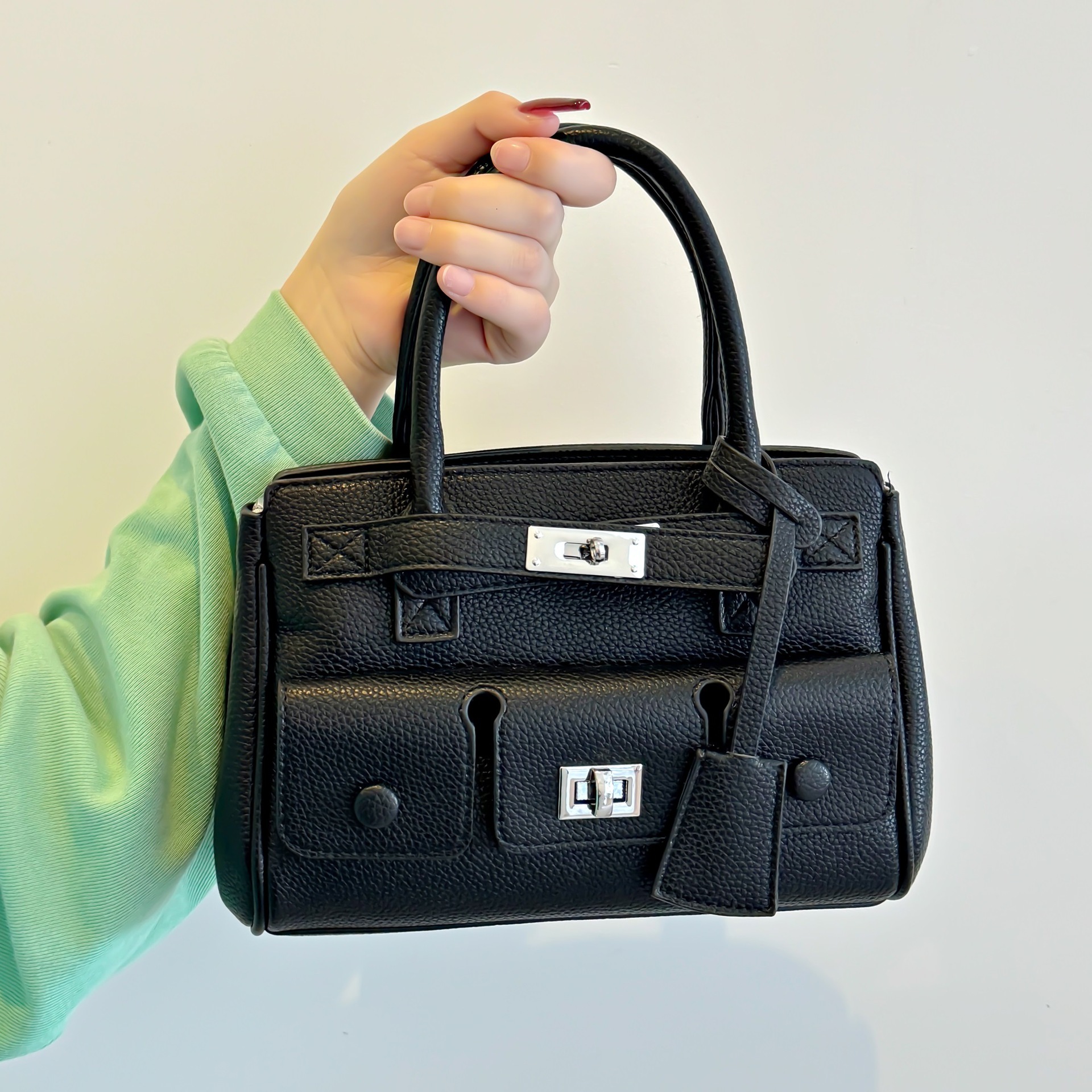 Luxury Brand Designer Bag Large Capacity Tote Bag Lock Buckle Women's Bag European And American Hot Girl Retro Fashion Multi-Pocket High-End Hand