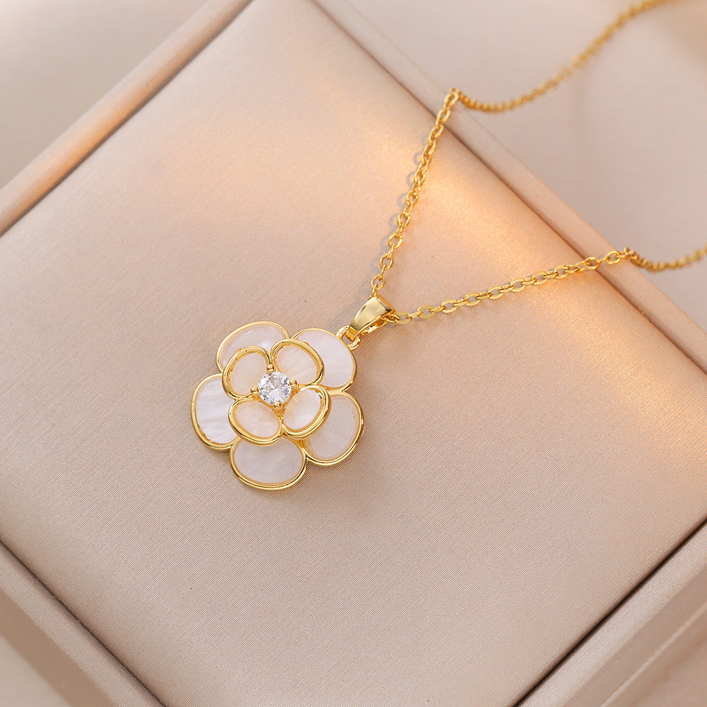 2025 New Zircon Necklace Outdoor Beach Rotating Camellia Luxury Designer Necklace Flower Zircon Necklace Fashionable And Elegant Casual Party Necklace