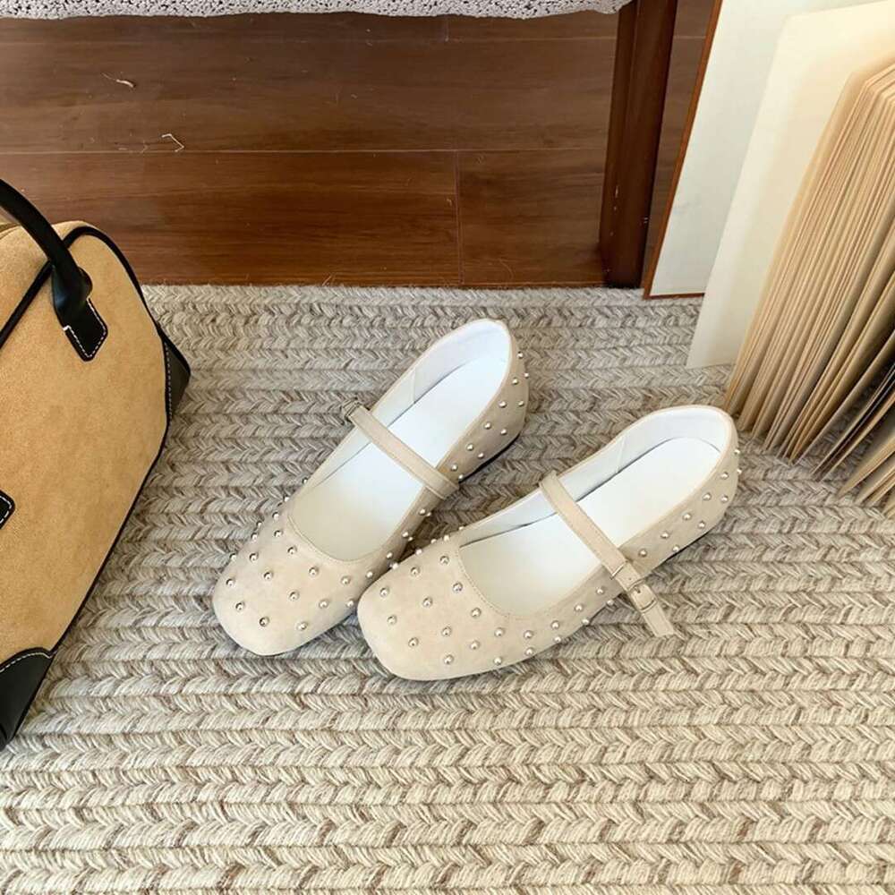 Designer Single 2025 Spring New Rivet Fashionable Flat for Women Comfortable Soft Sole Non-Tiring Casual Shoes