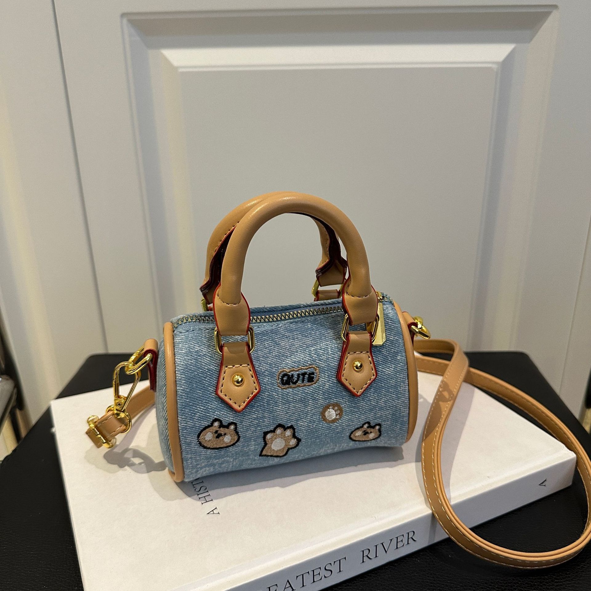 Luxury Brand Designer Bag Cute Cartoon Cylinder Bag Retro Cat Boston Bag Fashion Embroidered Shoulder Crossbody Bag Niche Pillow Bag