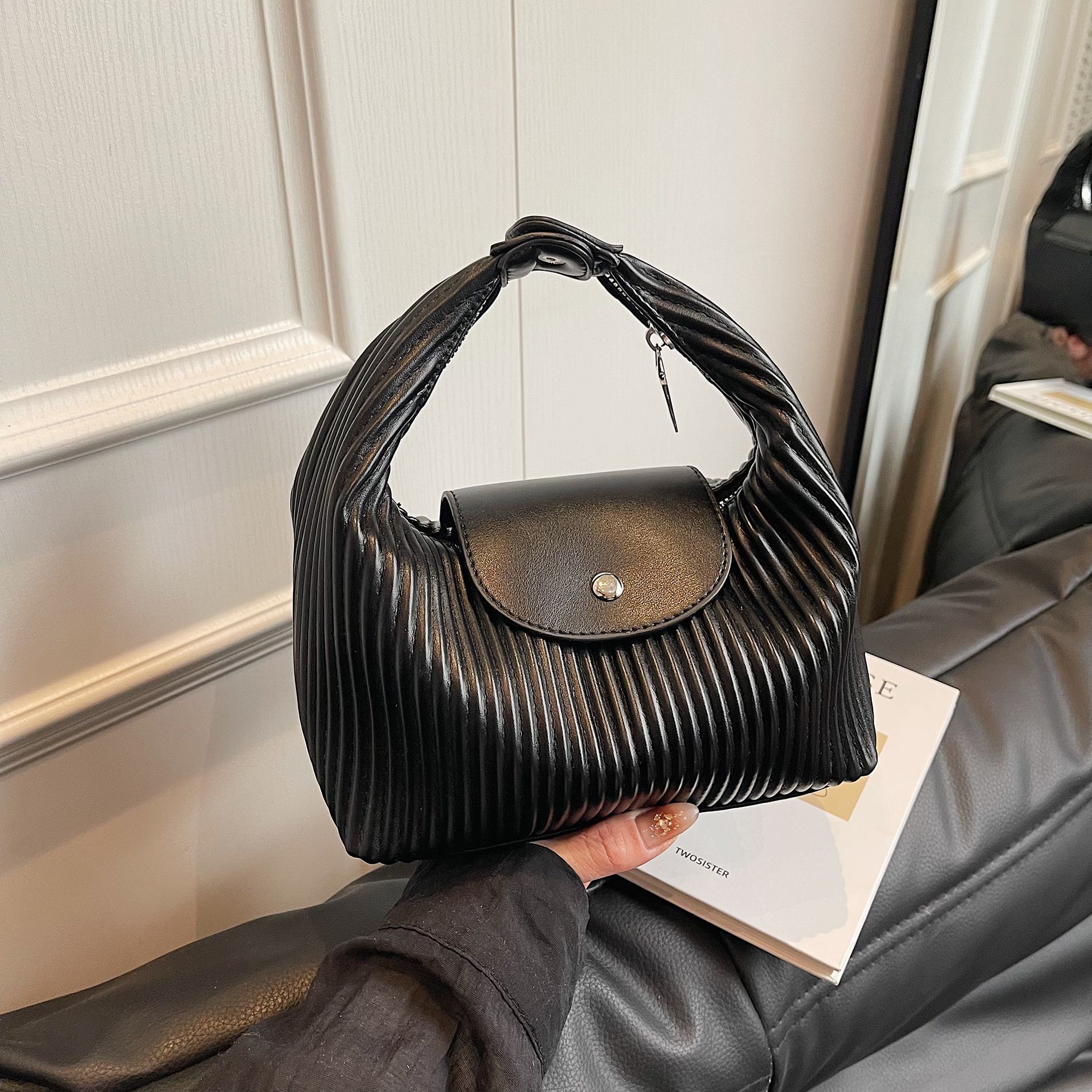 Luxury Brand Designer Bag Crossbody Bag Women's Bag 2025 New Dragon Bags Xiang Simple Commuting Pleated Trendy Versatile Shoulder Handbag