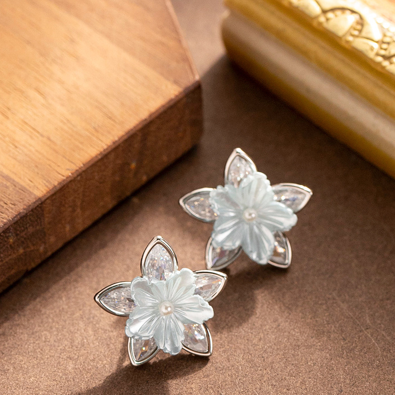 Sier Needle Forest Sweet Delicate Fresh Small Dia Zircon Pearl Floral Earrings for Women Niche INS Style Ear Jewelry