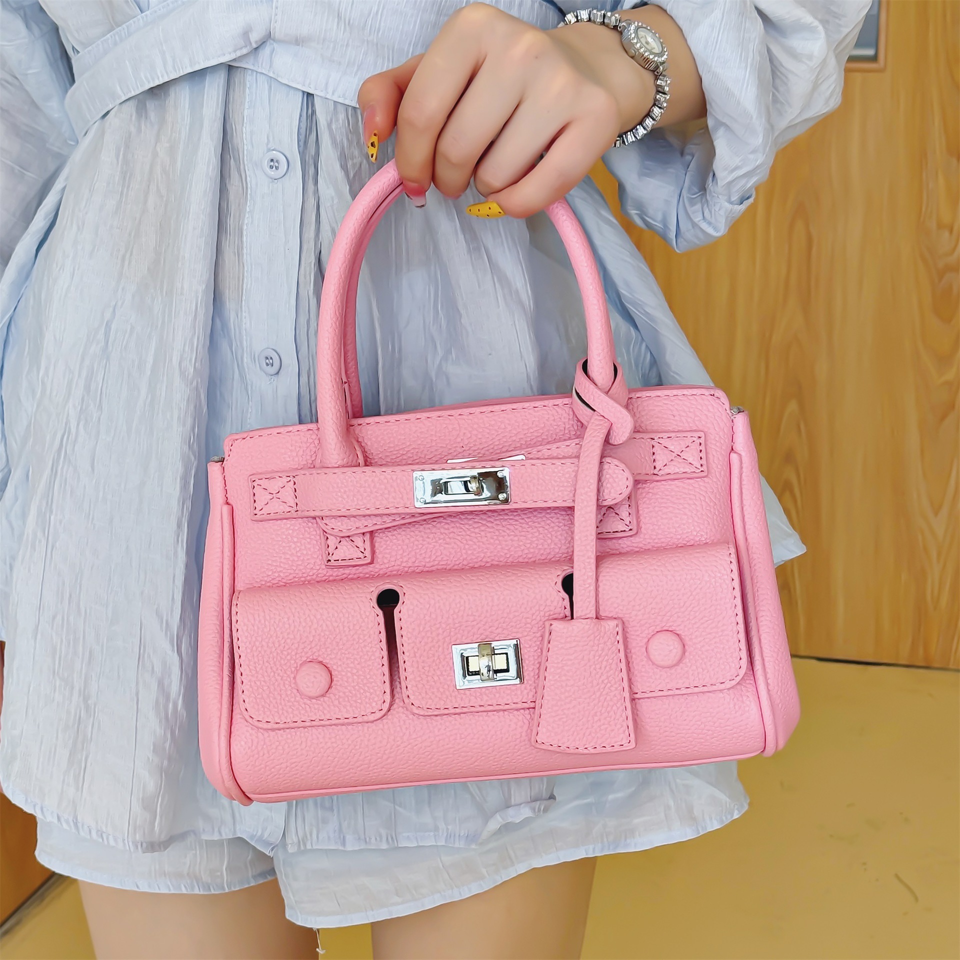 Luxury Brand Designer Bag Large Capacity Tote Bag Lock Buckle Women's Bag European And American Hot Girl Retro Fashion Multi-Pocket High-End Hand