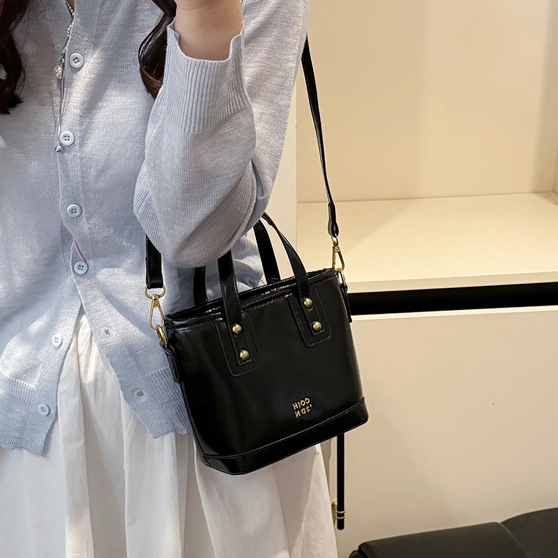 2025 New Fashionable and Versatile Single-Shoulder Crossbody Bag for Women 8860