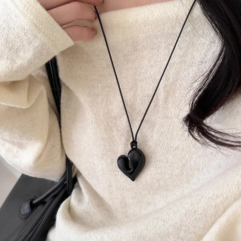 LATS Red Heart Pendant Necklace Vintage 80s Aesthetic Love Inspired Choker Fashion Romantic for Women 250716