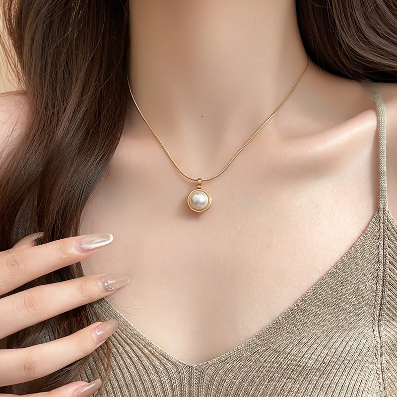 2025 New Gold Knot Pearl Necklace For Women Sweater Chain Luxury Designer Necklace Elegant High-end Luxury Pendant Niche