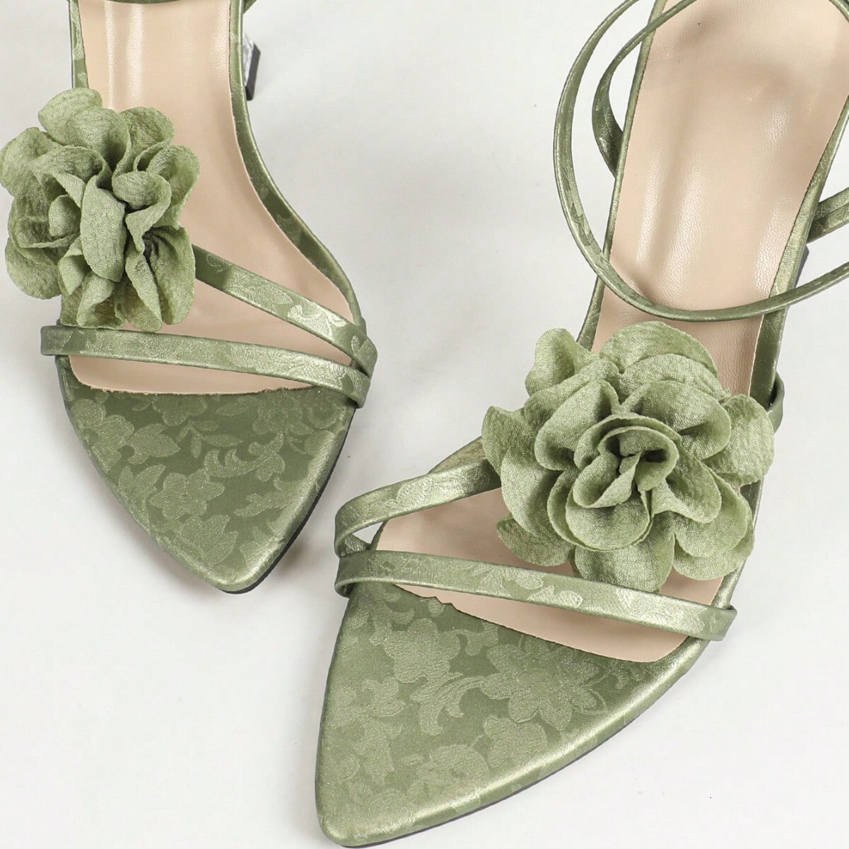 Designer sandals 2025 New Pointed Toe Thin Flower Decoration Fashion Back Strap Design Women's High Heel Sandals