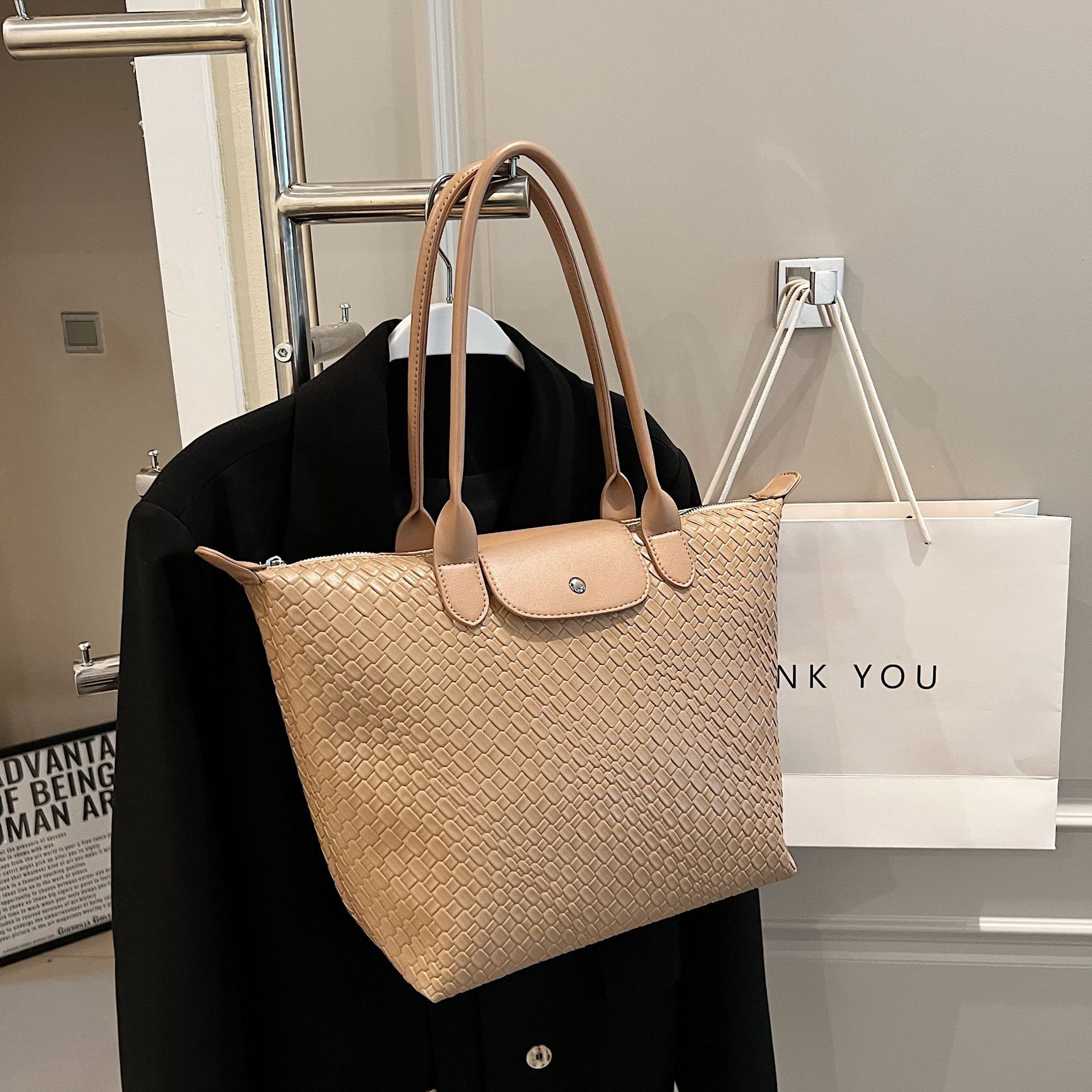 Luxury Brand Designer Bag Niche Design Woven Dragon Bags Xiang Handheld Tote Bag 70Th Anniversary Fashion Trendy Texture Commuter Shoulder Underarm Ba