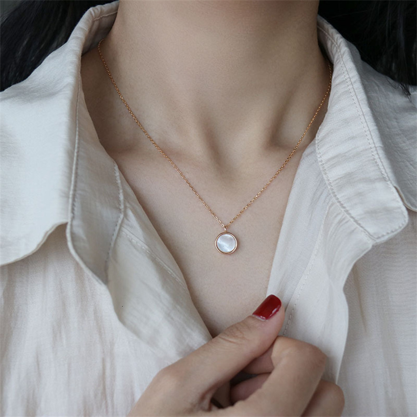 Luxury Designer Necklace Korean Round White Mother-of-pearl Pendant Necklace Elegant Versatile Collarbone Chain Light Luxury Niche Ins Simple Jewelry 