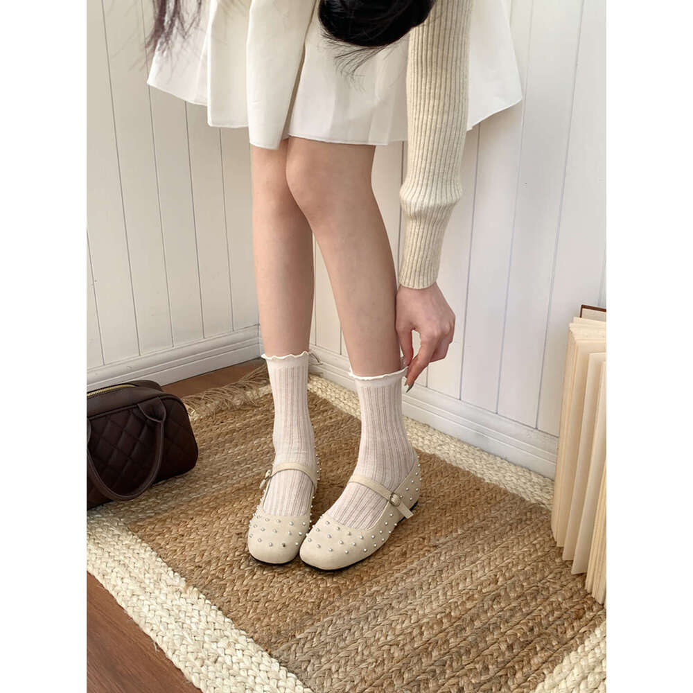 Designer Single 2025 Spring New Rivet Fashionable Flat for Women Comfortable Soft Sole Non-Tiring Casual Shoes