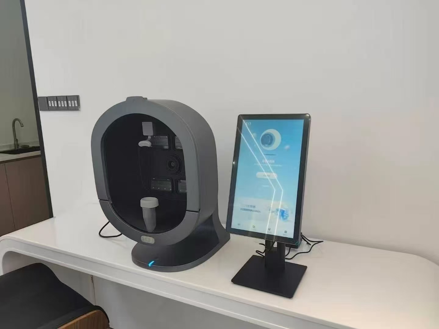 Facial Skin Analyzer Scanner With 3D Imaging Technology For Moisture Detection Pore Analysis And Oil Balance Monitoring In Beauty Salon