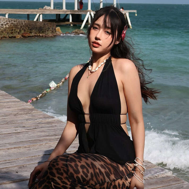 2025 Spring New Women's Solid Color Slim Fit Fashion V-Neck Sleeveless Halter Backless Tank Top c6d