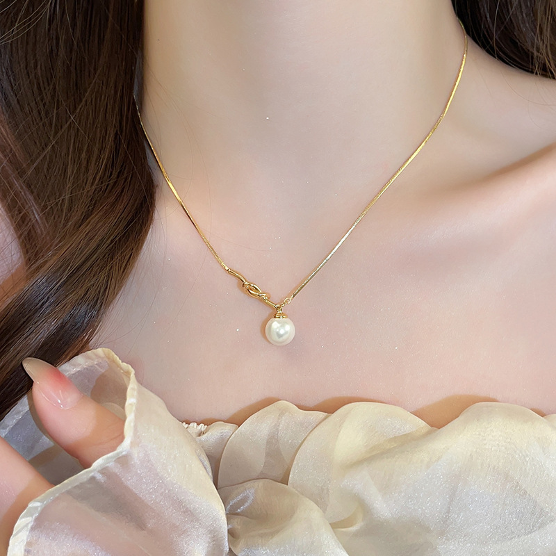 2025 New Gold Knot Pearl Necklace For Women Sweater Chain Luxury Designer Necklace Elegant High-end Luxury Pendant Niche