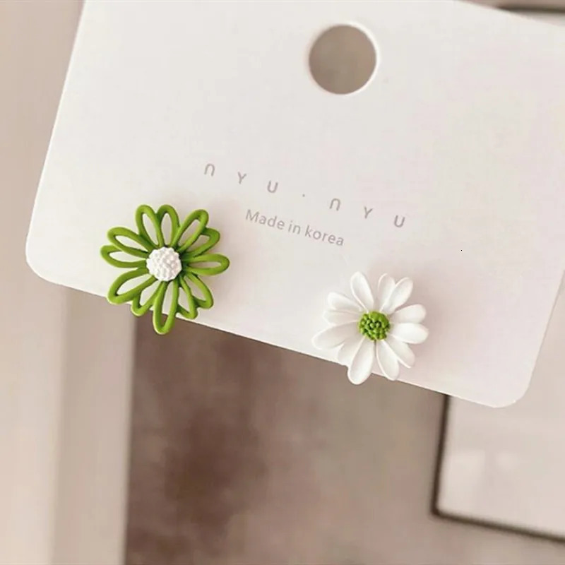 small daisy earrings female hollow flower sun chrysanthemum petals Korean version 250715