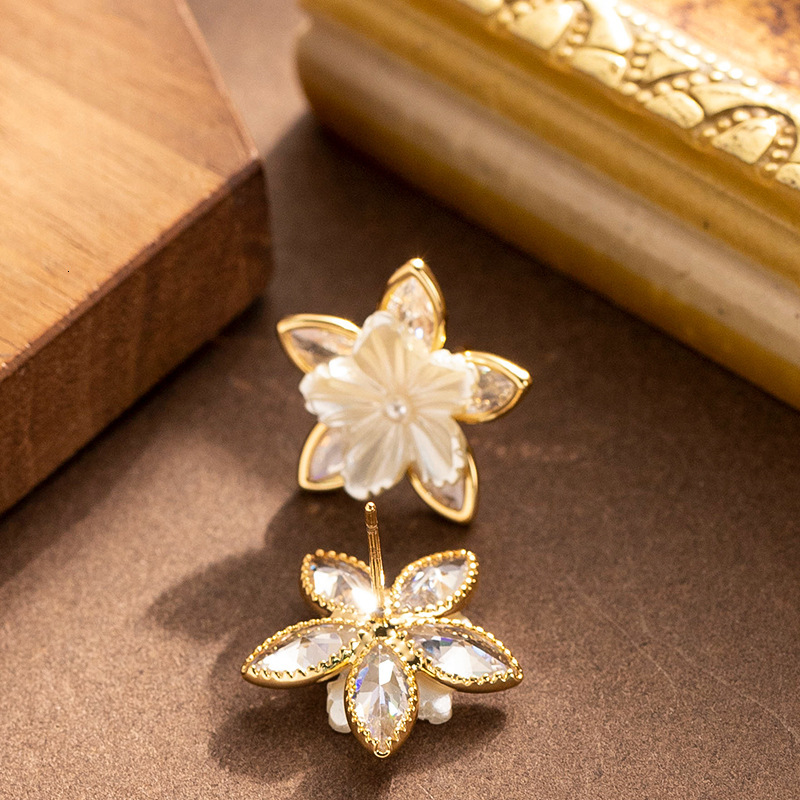 Sier Needle Forest Sweet Delicate Fresh Small Dia Zircon Pearl Floral Earrings for Women Niche INS Style Ear Jewelry