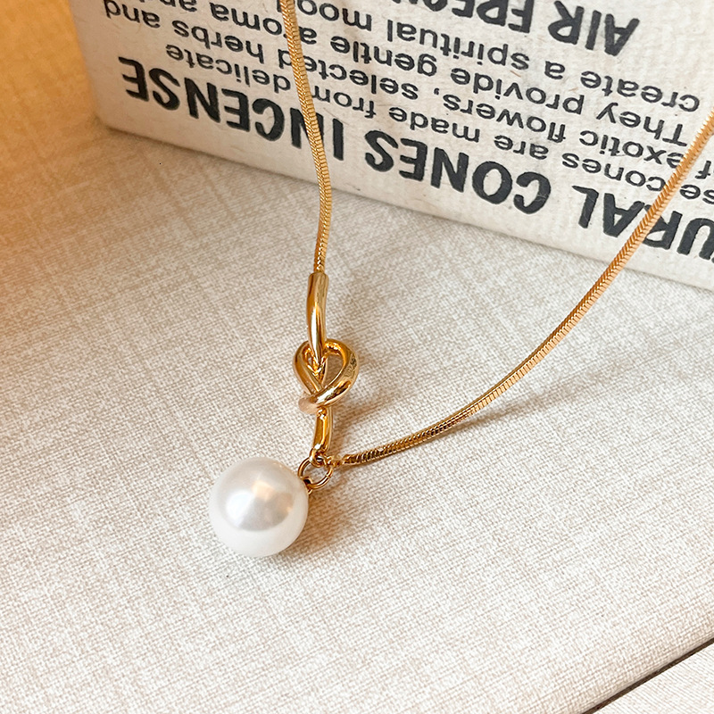 2025 New Gold Knot Pearl Necklace For Women Sweater Chain Luxury Designer Necklace Elegant High-end Luxury Pendant Niche